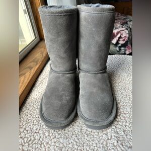 Bear Paw Elle Short gray. size 7. Like new.